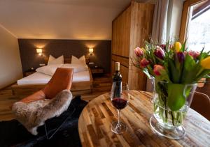 佩尔蒂绍加勒富乐酒店的酒店客房设有一张桌子、一张床和一间卧室
