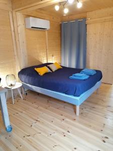 Saint-Michel-Mont-MercureLE PRE DE L AIR的小木屋内一间卧室,配有一张床