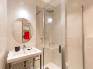 比亚里茨Studio Regina by Interhome的带淋浴、盥洗盆和镜子的浴室