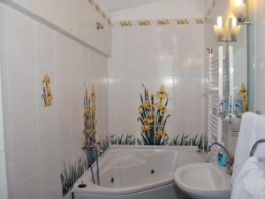 萨莫科夫伊丽莎白宾馆 的白色的浴室设有浴缸和水槽。