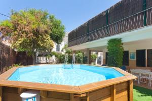 坎帕斯蒂利亚Villa Can Pastilla的一座带房子的庭院内的游泳池