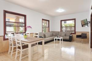 坎帕斯蒂利亚Villa Can Pastilla的客厅配有桌子和沙发