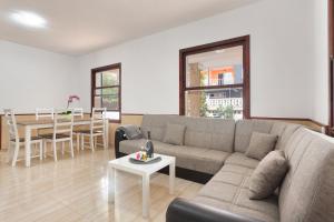 坎帕斯蒂利亚Villa Can Pastilla的客厅配有沙发和桌子