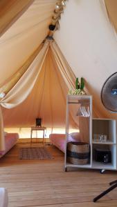 波尔Camping Aloa的一间帐篷间,里面配有一张床