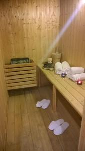 乌尔克斯基斯托依酒店的一间铺有木地板的客房,并在桑拿浴室内配有一张木桌