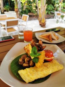 福拉杜岛Village Hideaways & Spas的桌上一盘带鸡蛋和蘑菇的食物