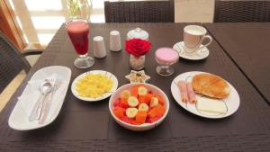 塔巴贝拉塔巴贝拉兰德酒店的餐桌,盘子和一碗水果