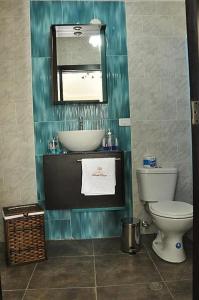 塔巴贝拉塔巴贝拉兰德酒店的一间带水槽、卫生间和镜子的浴室