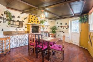 La GuanchaFinca Alejandrina的厨房配有木桌和椅子