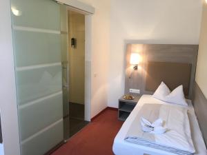 施泰弗尔恩乌坎百伦瑟夫酒店的一间卧室配有带白色床单和枕头的床。