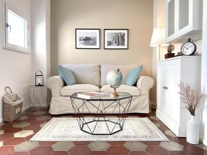 陶尔米纳Longo Suites的客厅配有沙发和桌子