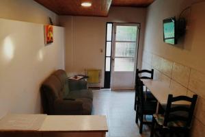 里韦拉Solar de Paz 3 - ubicado en pleno Centro的客厅配有沙发和桌子