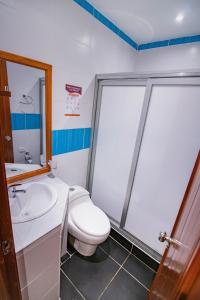 塔拉波托Hotel Nilas的一间带卫生间和水槽的浴室