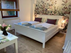 卑尔根Appartement 2 Garten的卧室内的一张带两个枕头的白色床