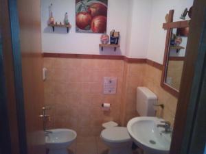卡布拉斯斯特拉玛琳娜酒店的一间带卫生间和水槽的浴室