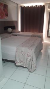 卡达斯诺瓦斯Lagoa Quente Flat Service的一间卧室设有两张床和窗户。