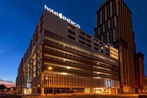 孟菲斯Hotel Indigo - Memphis Downtown, an IHG Hotel的上面有标志的建筑