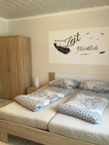 Märkisch BuchholzFerienwohnung Nähe Tropical Island/Spreewald/Berlin的一张床上有两个枕头的房间