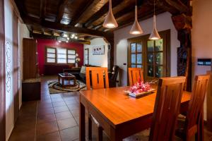 穆尔吉亚CASA RURAL BAKUBITXI的厨房以及带木桌和椅子的用餐室。