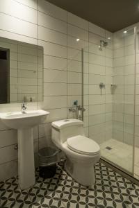 巴拿马城Residencial & Hotel Palazzo的浴室配有卫生间、盥洗盆和淋浴。