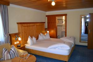 拉姆绍阿佩莱希酒店的卧室配有一张白色的大床和一张桌子
