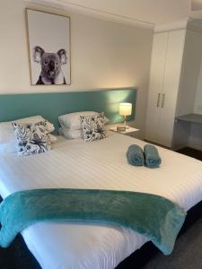 沃纳姆堡Botanic City的一间卧室配有一张大床,墙上挂着泰迪熊
