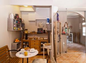 科利尤尔Hôtel la Bona Casa的厨房配有桌子和冰箱