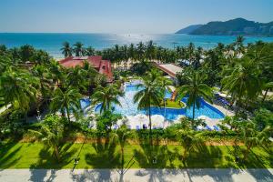 三亚三亚南中国大酒店的享有带游泳池的度假村的空中景致