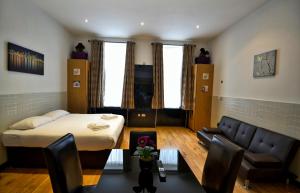 伦敦海德公园公寓的小房间设有床和沙发