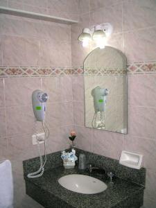 布宜诺斯艾利斯格兰大西洋酒店的一间带水槽和镜子的浴室
