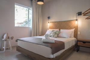 巴卡拉尔Agam Hotel的一间卧室设有一张大床和窗户