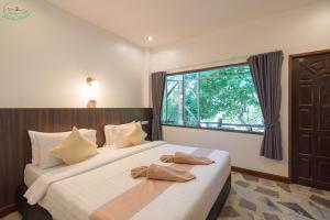 象岛象岛柴切特度假酒店的一间卧室设有一张大床和窗户