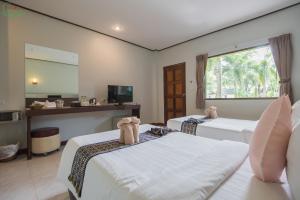 象岛象岛柴切特度假酒店的酒店客房,设有两张床和镜子