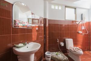 象岛象岛柴切特度假酒店的一间带水槽、卫生间和镜子的浴室
