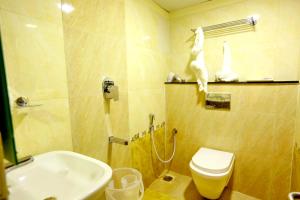 钦奈HOTEL KEK GRAND PARK的一间带水槽、卫生间和淋浴的浴室