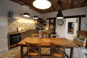 谢夫勒斯谢夫勒斯度假屋的厨房配有木桌和椅子