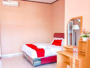 曼诺瓦里RedDoorz near Reremi Pemancar Manokwari的一间卧室配有一张带红色毯子的床