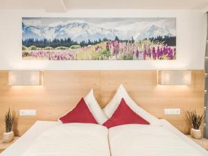 奇勒谷地拉姆绍Leitnerhof的一间卧室配有红色和白色枕头的床