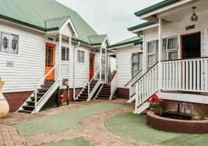 克拉伦斯克拉伦斯诺克奥特景观旅馆的一排带橙色门的白色房屋