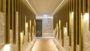 里乔内阿贝尼珥酒店的墙上灯的走廊
