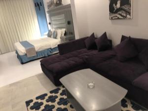 吉达Manazeli Jeddah -的客厅配有沙发和1张床