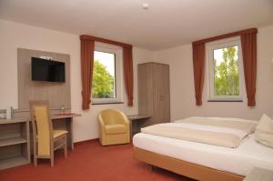 施泰弗尔恩乌坎百伦瑟夫酒店的酒店客房设有一张床、一张书桌和窗户。