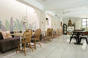 日惹艾尔朗加酒店的一间带长桌和椅子的用餐室