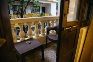 阿姆波尔Feliz Arambol的墙上有花瓶的房间和桌子