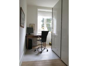 哥本哈根ApartmentInCopenhagen Apartment 701的隔壁的办公室,配有桌子和椅子