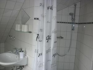 巴斯托夫Pension Dachgeschosswohnung的浴室设有淋浴帘,上面写着
