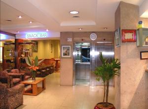 布宜诺斯艾利斯格兰大西洋酒店的大堂设有寿司吧和候机室