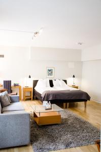哥德堡香草酒店的一间卧室配有一张床和一张沙发