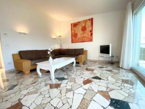 波尔托瓦尔特拉瓦利亚Villa Monte Sole的客厅配有沙发和桌子