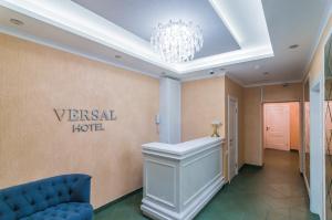彼尔姆Versal Hotel Perm的酒店大堂设有蓝椅和吊灯